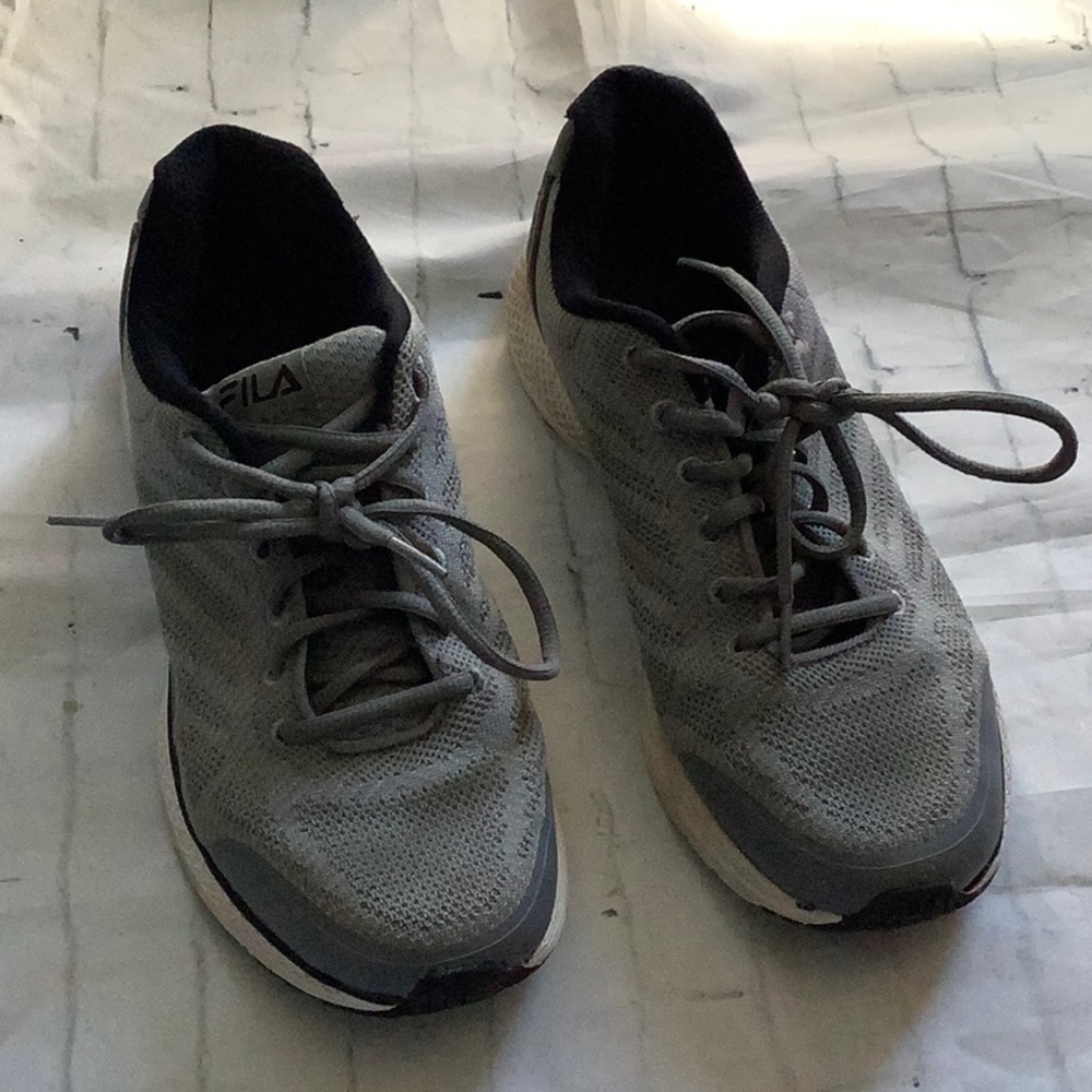 Men’s sneakers size 9 Fila gray GUC